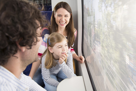 Glückliche Familie in einem Zug, lizenzfreies Stockfoto