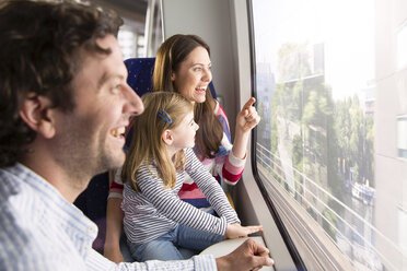 Glückliche Familie in einem Zug - KFF000271