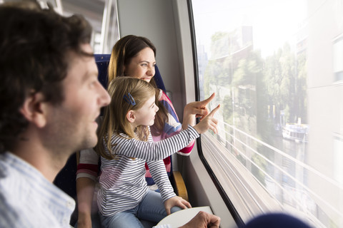 Glückliche Familie in einem Zug, lizenzfreies Stockfoto