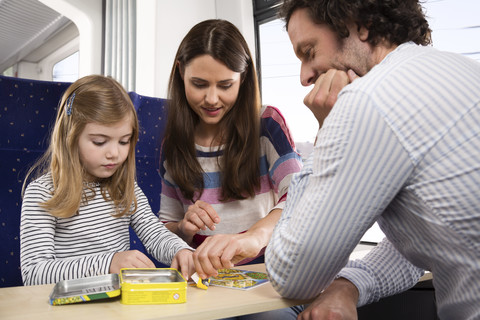 Familie spielt in einem Zug, lizenzfreies Stockfoto