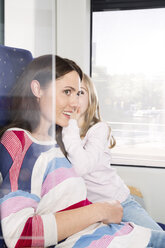 Mutter und Tochter in einem Zug - KFF000264