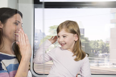 Mutter und Tochter in einem Zug - KFF000262