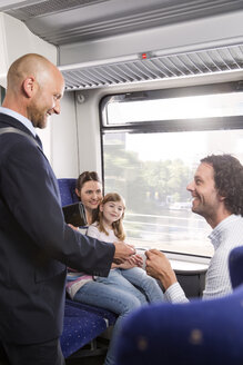 Schaffner und Familie in einem Zug - KFF000261