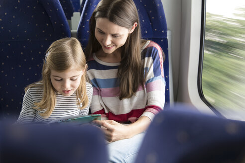 Mutter und Tochter lesen ein Buch in einem Zug - KFF000278