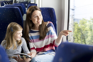 Mutter und Tochter lesen ein Buch in einem Zug - KFF000244