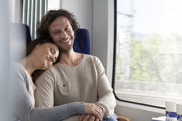 Entspanntes Paar in einem Zug - KFF000239
