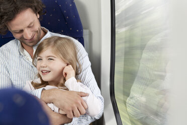 Vater und Tochter in einem Zug - KFF000229