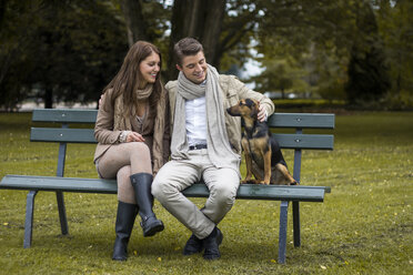 Glückliches Paar mit Hund in einem Park - DAWF000014