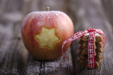 Bio-Apfel mit Stern und Zimtsternen - ODF000510