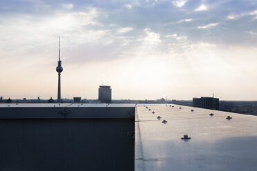 Germany, Berlin, View over city from rooftop terrace - FKF000272