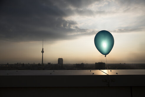 Deutschland, Berlin, Blick über die Stadt von der Dachterrasse - FKF000262