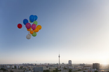 Deutschland, Berlin, Blick über die Stadt von einer Dachterrasse mit Luftballons - FKF000258