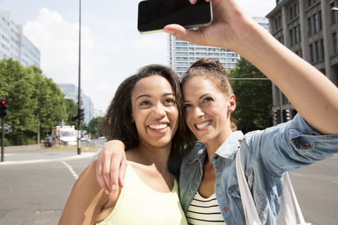 Deutschland, Berlin, Junge Frauen, die sich selbst fotografieren, lizenzfreies Stockfoto