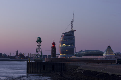 Deutschland, Bremerhaven, Hafeneinfahrt mit zwei Leuchttürmen und Skyline - SJF000060