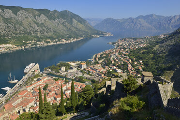 Montenegro, Crna Gora, Crna Gora, Blick auf die Altstadt und die Bucht von Kotor - ES000556