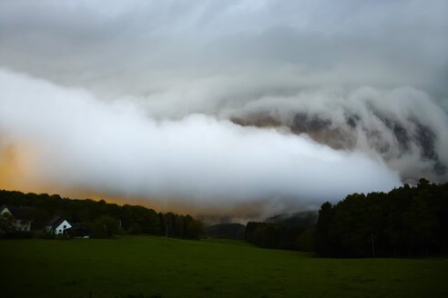 Deutschland, Nordrhein-Westfalen, Windeck, Regenwolken - CSF020026