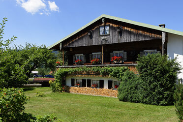 Germany, Bavaria, Lenggries, farm house Bichaeschuster - LB000259