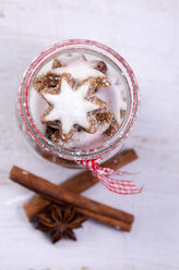Star-shaped cinnamon cookies in glass - ODF000514