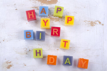 Happy Birthday, kleine Würfel auf Holztisch - ODF000512