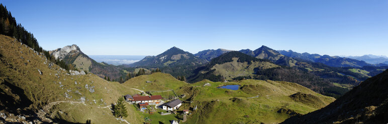 Österreich, Tirol, Inntal, Kranzhornhütte, Alm Kranzhorn vor Heuberg, Hochries, Spitzstein und die Berge um Reit im Winkl - LB000272