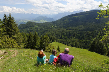 Germany, Bavaria, Allgaeu, hikers resting at the Kappeler Alp - LB000295