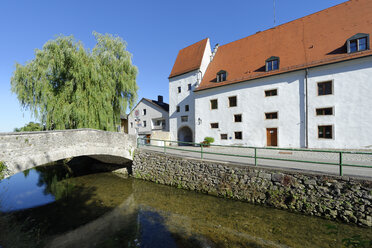 Germany, Upper Bavaria, Moernsheim, town hall with town gate above the Gailach - LB000273