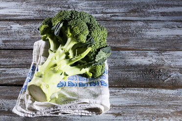 Brokkoli auf dem Küchentuch - MAEF007292
