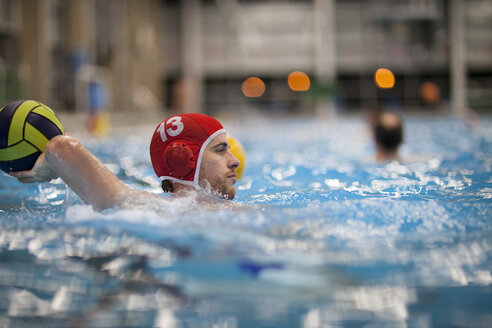 Wasserballspieler im Wasser, der den Ball wirft - SEF000052