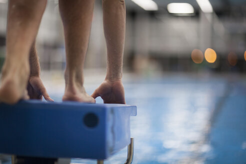 Schwimmer auf dem Startblock des Hallenbades - SEF000079