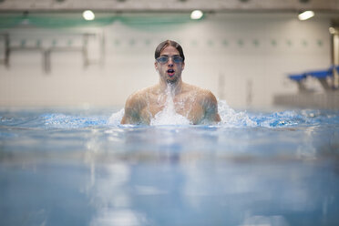 Brustschwimmerin im Hallenschwimmbad - SEF000081