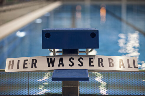 Wasserball-Schild im Hallenschwimmbad - SEF000093
