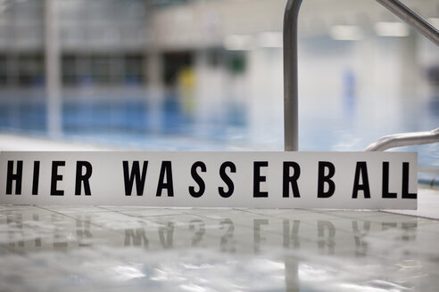 Wasserball-Schild im Hallenschwimmbad - SEF000094