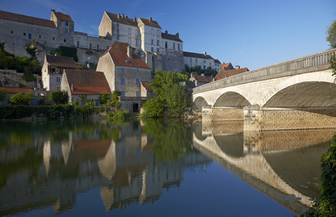Frankreich, Haute-Saône, Pesmes am Fluss Ognon, lizenzfreies Stockfoto