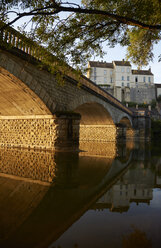 Frankreich, Haute-Saône, Pesmes am Fluss Ognon - DHL000067