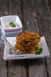 Potatoe-carrot fritters with curd - ODF000517