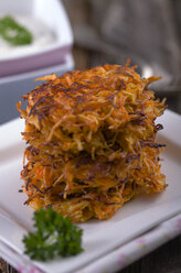 Potatoe-carrot fritters with curd - ODF000518