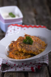 Potatoe-carrot fritters with curd - ODF000519