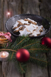Zimtsternplätzchen mit Tannenzweig, Weihnachtskugeln und Kerze - ODF000522