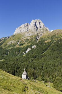 Österreich, Kärnten, Karnische Alpen, Kapelle und Cellonberg - SIEF004458