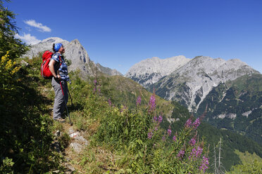 Austria, Carinthia, Carnic Alps, Hiker looking at Mountainscape - SIEF004480