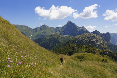 Italien, Friaul-Julisch-Venetien, Karnische Alpen, Wanderer am Kleinen Pal - SIEF004466