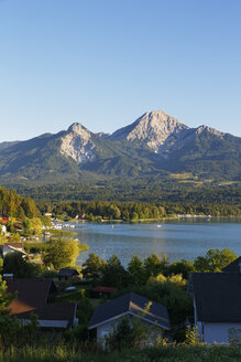 Österreich, Kärnten, Faaker See in Egg mit Berg Kepa - SIEF004470