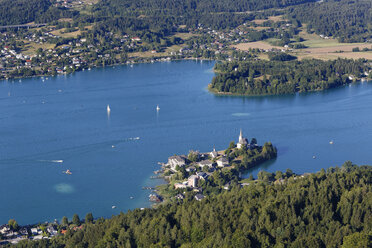 Österreich, Kärnten, Blick vom Pyramidenkogel zum Wörthersee mit Maria Wörth - SIE004477