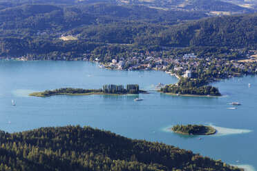 Österreich, Kärnten, Blick vom Pyramidenkogel zum Wörthersee mit Pörtschach und Inseln - SIE004478