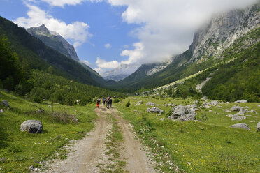 Montenegro, Gruppe von Wanderern im Ropojana-Tal - ES000572