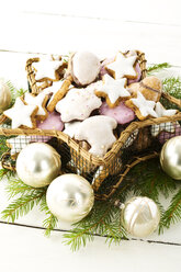 Christmas cookies in a star-shaped basket - MAEF007305