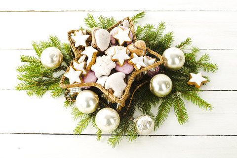 Weihnachtsplätzchen in einem sternförmigen Korb, lizenzfreies Stockfoto