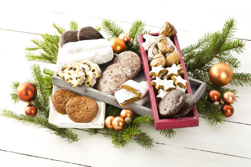 Weihnachtsgebäck, Weihnachtsstollen und Lebkuchen in Holzkisten, Studioaufnahme in Holzkisten, Studioaufnahme - MAEF007303