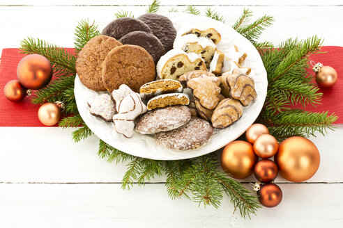 Weihnachtsgebäck, Christstollen und Lebkuchen auf einem Teller, Studioaufnahme - MAEF007301