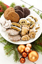 Weihnachtsgebäck, Christstollen und Lebkuchen auf einem Teller, Studioaufnahme - MAEF007300